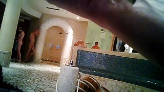ಅವಳ ಕೂದಲುಳ್ಳ ಸ್ನ್ಯಾಚ್‌ನಲ್ಲಿ ಮೊಳೆತಿರುವ ಸಗ್ಗಿ ನಾಕರ್‌ಗಳೊಂದಿಗೆ ಕೊಳಕು ಅಜ್ಜಿ