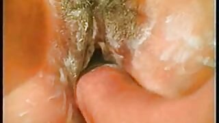 ಜ್ಯೂಸಿ ಶ್ಯಾಮಲೆ ಹಾಲಿ ವೆಸ್ಟ್ ದೊಡ್ಡ ಮಾಂಸಭರಿತ ಕೋಳಿಯನ್ನು ನುಂಗುತ್ತದೆ